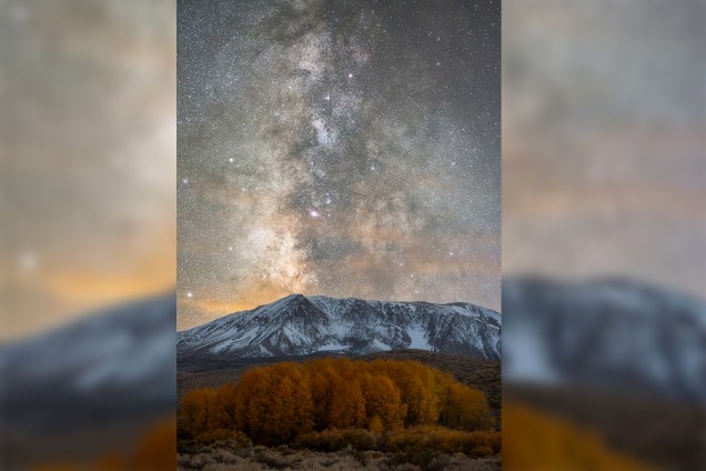 Via Láctea brilha acima das montanhas de Serra Nevada, no estado da Califórnia, nos Estados Unidos