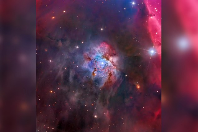 NGC 2023, nebulosa localizada na constelação de Orion, a uma distância de <span>1.467 anos-luz (cada ano-luz equivale a 9,46 trilhões de quliômetros) da Terra. Com 4 anos-luz de diâmetro, NGC 2023 é uma das maiores nebulosas de reflexão já descobertas. </span>