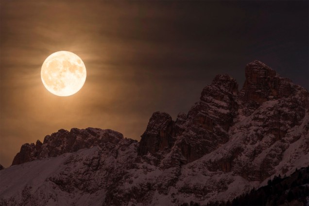 Magnífica superlua ilumina o céu noturno acima do Marmarole, no coração dos Dolomitas, na Itália. Na noite em que esta fotografia foi tirada, a lua ficou 30% mais brilhante e 14% maior do que outras luas cheias