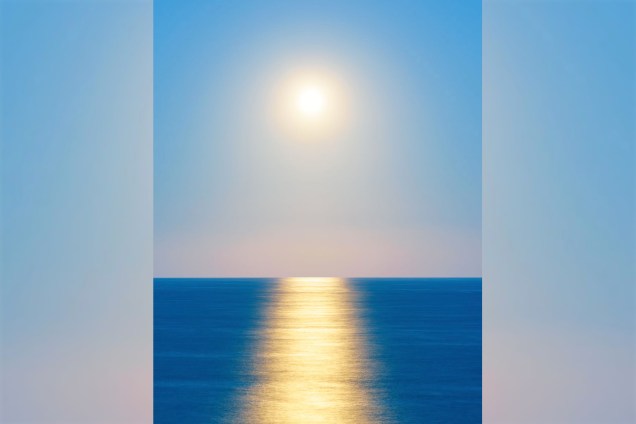 Nascer da lua é fotografado sobre o mar de Wairarapa, com um reflexo surpreendente que lembra o Sol