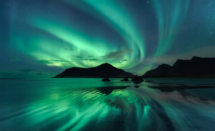 Vídeo mostra cores e formas de aurora boreal brilhante na Islândia