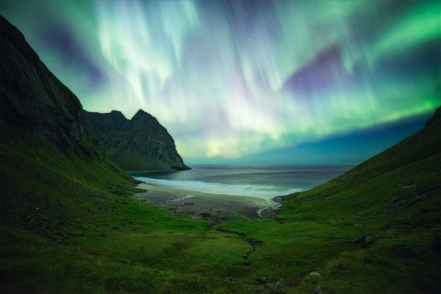 Aurora boreal retratada durante uma longa caminhada até uma praia em Lofoten, um arquipélago de ilhas na Noruega. A foto foi tirada por volta da meia noite.