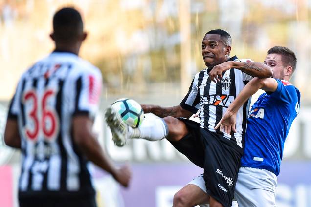 Robinho disputa lance durante a partida entre Atlético Mineiro e Cruzeiro, válida pela 11º rodada do Campeonato Brasileiro 2017, realizada no estádio Independência, em Belo Horizonte (MG) - 02/07/2017 Robinho disputa lance durante a partida entre Atlético Mineiro e Cruzeiro, válida pela 11º rodada do Campeonato Brasileiro 2017, realizada no estádio Independência, em Belo Horizonte (MG) - 02/07/2017