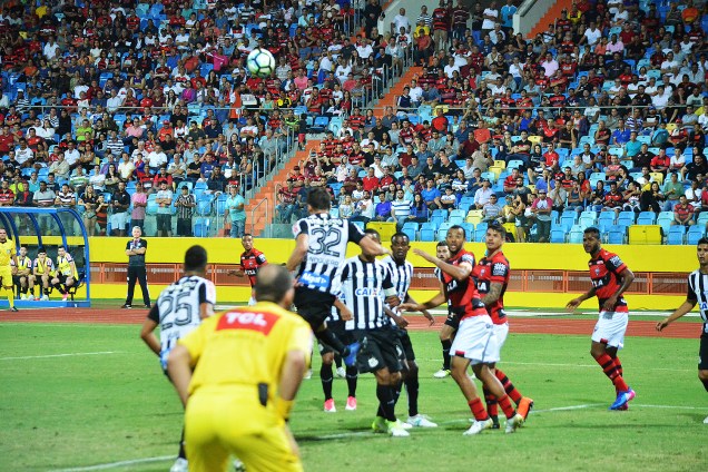 Lance durante a partida entre Atlético GO e Santos SP, válida pelo Campeonato Brasileiro 2017, no Estádio Olímpico Pedro Ludovico em Goiânia (GO) - 01/07/2017