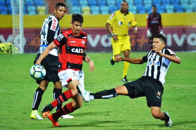 Atlético-GO empata com o Santos com um jogador a menos, no Estádio Olímpico Pedro Ludovico em Goiânia (GO) - 01/07/2017