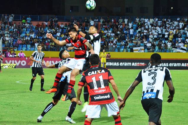 Lance durante a partida entre Atlético GO e Santos SP, válida pelo Campeonato Brasileiro 2017, no Estádio Olímpico Pedro Ludovico em Goiânia (GO) - 01/07/2017 Lance durante a partida entre Atlético GO e Santos SP, válida pelo Campeonato Brasileiro 2017, no Estádio Olímpico Pedro Ludovico em Goiânia (GO) - 01/07/2017