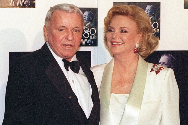 Frank Sinatra com Barbara Sinatra durante evento em Los Angeles, em 1995