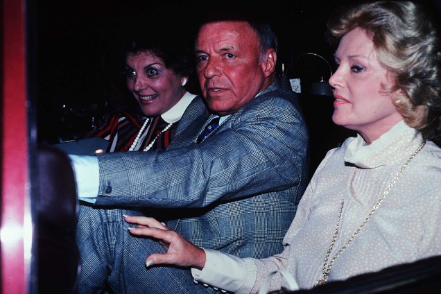 Frank Sinatra com Barbara, em Nova York, em 1997