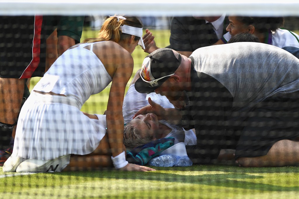 Tenista americana Bethanie Mattek-Sands lesiona e rompe ligamento do joelho durante partida contra a romena Sorana Cirstea, em Wimbledon, Londres