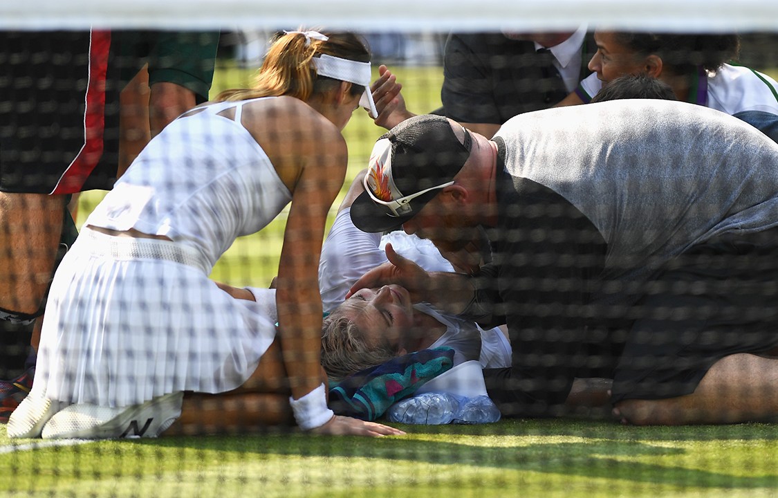 Tenista americana Bethanie Mattek-Sands lesiona e rompe ligamento do joelho durante partida contra a romena Sorana Cirstea, em Wimbledon, Londres