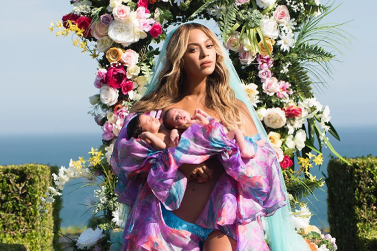 Beyoncé apresenta filhos gêmeos, Rumi e Sir Carter
