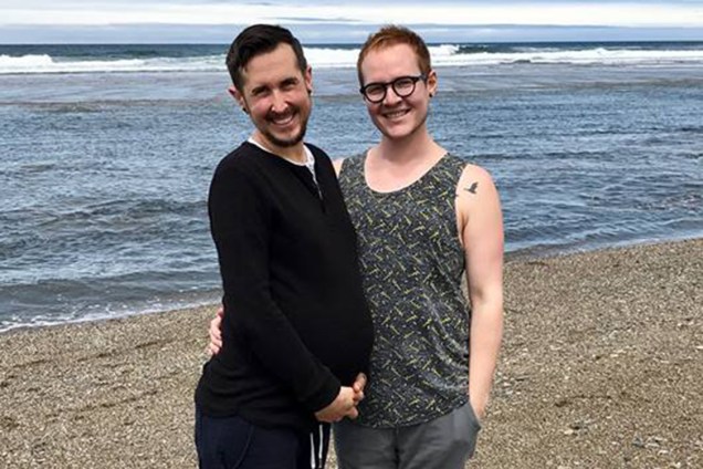 Casal transgênero anuncia nascimento de filho biológico
