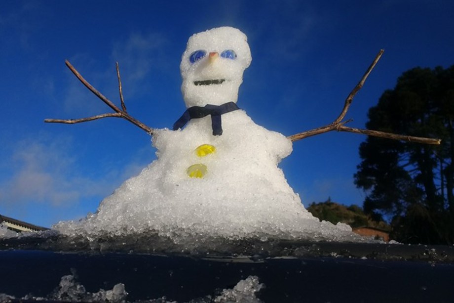 Marcando temperatura de -5.2 graus Celsius ao amanhecer do dia 18/07/2017 a cidade de São Joaquim, em Santa Catarina, proporcionou um espetáculo gelado aos turistas que lotam a cidade.