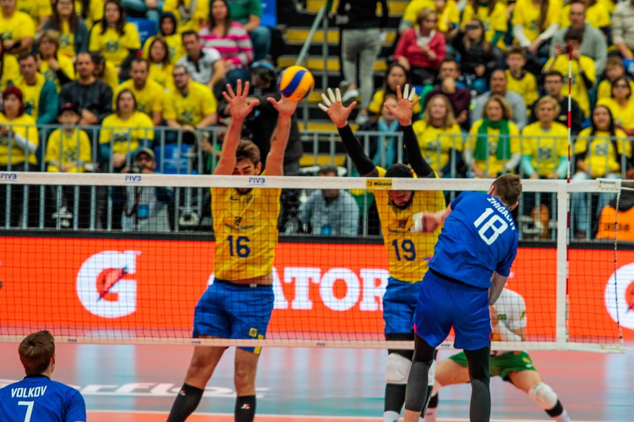 Partida entre Brasil e Rússia, válida pela fase final da Liga Mundial de Vôlei, realizada na Arena da Baixada, em Curitiba, nesta quinta-feira (6).