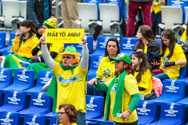 Torcida acompanha a partida entre Brasil e Rússia, válida pela fase final da Liga Mundial de Vôlei, realizada na Arena da Baixada, em Curitiba, nesta quinta-feira (6).