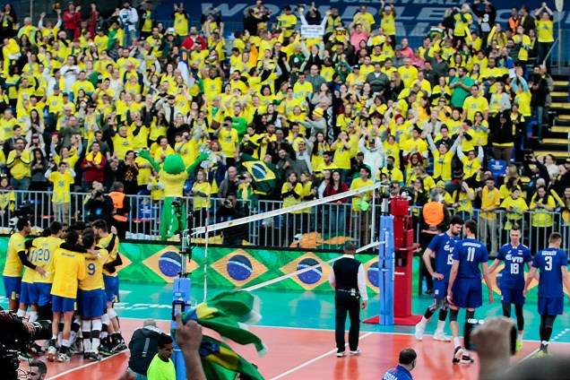 Brasil comemora vitória em partida contra Rússia, válida pela fase final da Liga Mundial de Vôlei, realizada na Arena da Baixada, em Curitiba