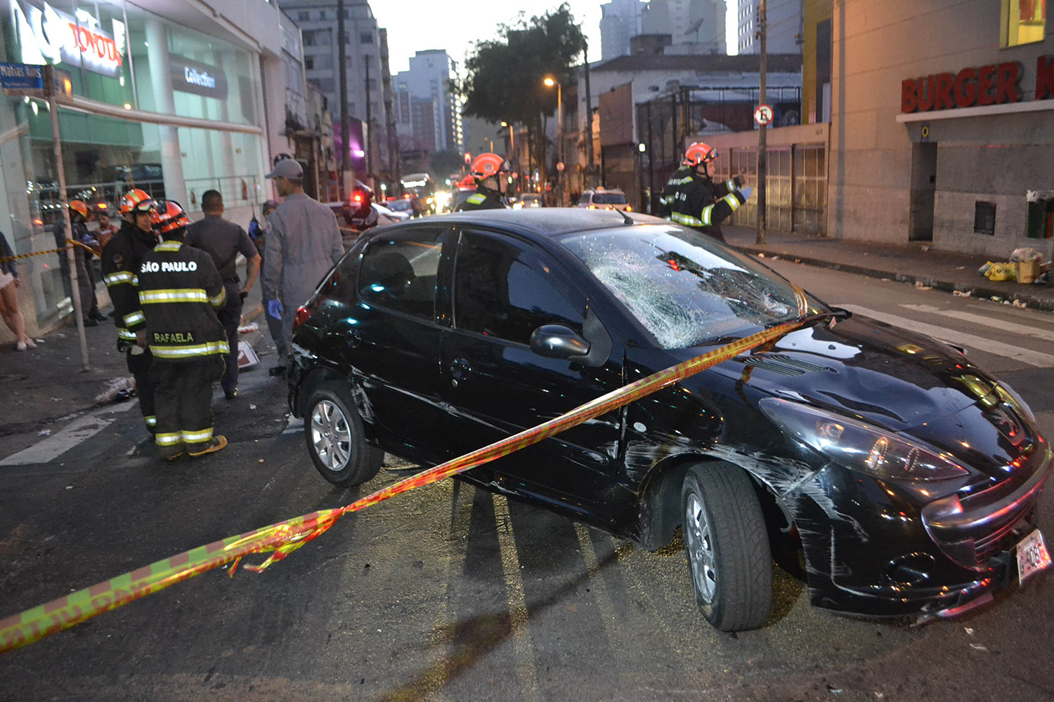 Carro atropela cinco pessoas na Rua Augusta
