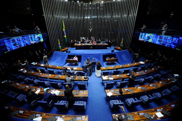 Senadoras de oposição ocupam a mesa do plenário do Senado durante sessão destinada à votação da reforma trabalhista - 11/07/2017