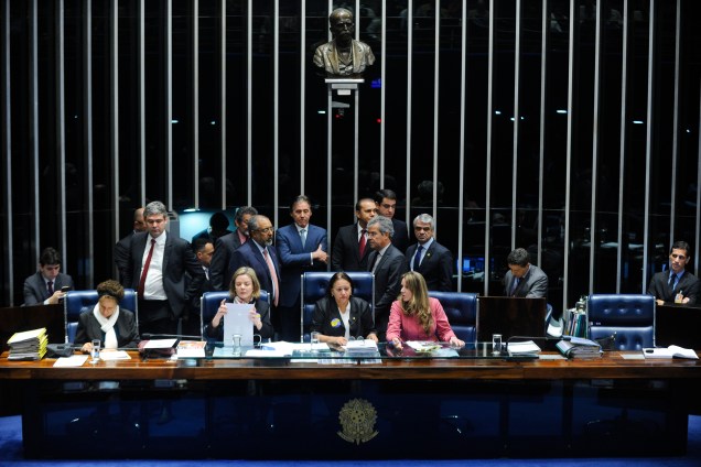 Senadoras de oposição ocupam a mesa do plenário do Senado durante sessão destinada à votação da reforma trabalhista - 11/07/2017