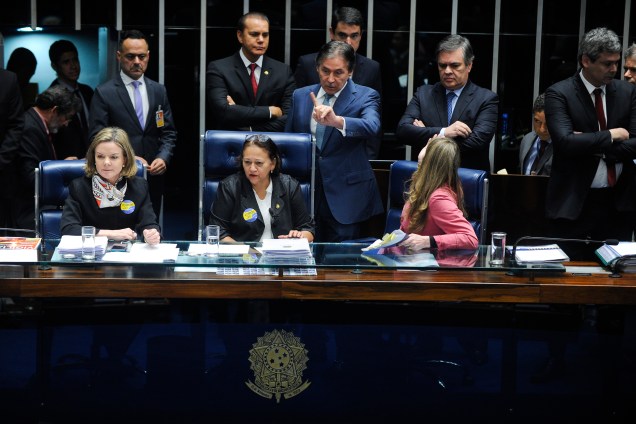 Senadoras de oposição ocupam a mesa do plenário do Senado durante sessão destinada à votação da reforma trabalhista. O presidente da Casa, senador Eunício Oliveira (PMDB-CE), suspende a sessão plenária - 11/07/2017