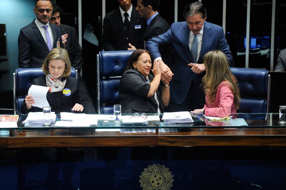 Senadoras de oposição ocupam a mesa do plenário do Senado durante sessão destinada à votação da reforma trabalhista. O presidente da Casa, senador Eunício Oliveira (PMDB-CE), suspende a sessão plenária - 11/07/2017