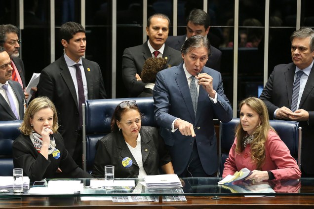 Impedido de presidir votação da reforma trabalhista, Eunício Oliveira (PMDB-CE) suspende sessão. A decisão foi tomada depois que a senadora Fátima Bezerra (PT - RN), que conduzia os trabalhos, se negou a dar o assento da presidência da sessão a Eunício. O senador mandou desligar os microfones e apagar as luzes do plenário - 11/07/2017