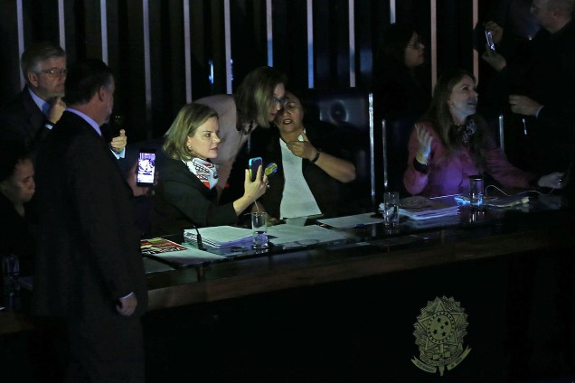 Impedido de presidir votação da reforma trabalhista, Eunício Oliveira (PMDB-CE) suspende sessão. A decisão foi tomada depois que a senadora Fátima Bezerra (PT - RN), que conduzia os trabalhos, se negou a dar o assento da presidência da sessão a Eunício. O senador mandou desligar os microfones e apagar as luzes do plenário - 11/07/2017