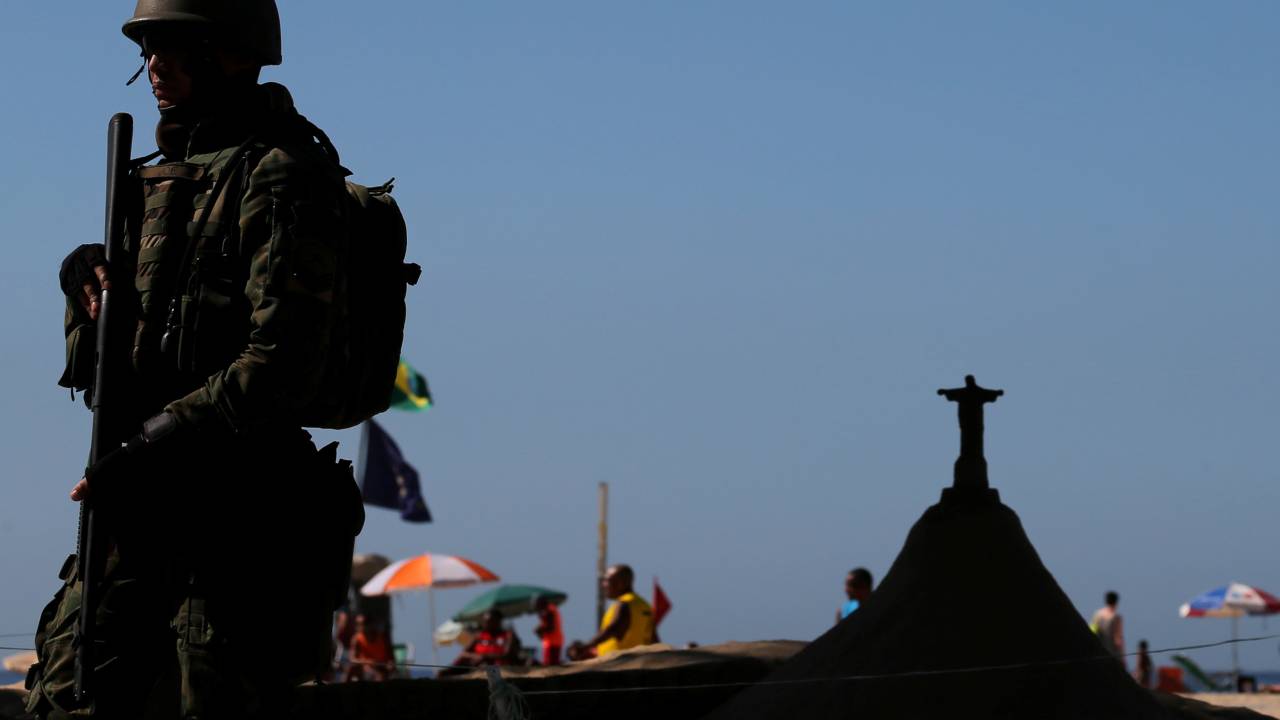 Exército patrulha praia de Copacabana