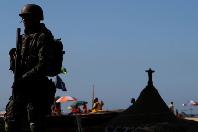 Soldados das Forças Armadas patrulham a praia de Copacabana como parte de um plano de combate ao crime organizado e a onda de violência nas ruas do Rio de Janeiro - 30/07/2017