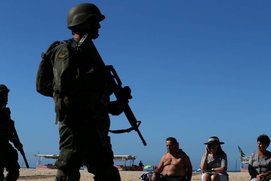 Soldados das Forças Armadas patrulham a praia de Copacabana como parte de um plano de combate ao crime organizado e a onda de violência nas ruas do Rio de Janeiro - 30/07/2017