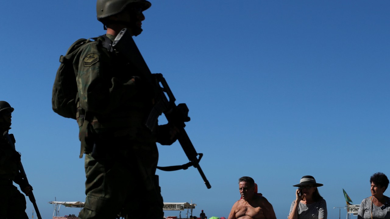 Exército patrulha praia de Copacabana