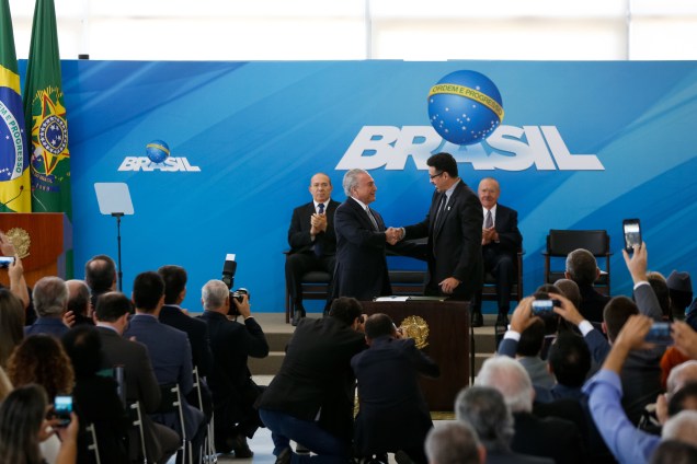 O presidente Michel Temer cumprimenta o novo ministro da cultura, Sérgio Sá Leitão, durante a Cerimônia de Posse no Palácio do Planalto - 25/07/2017