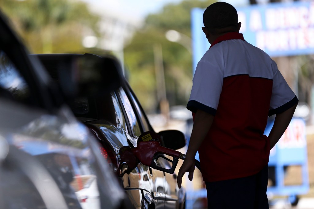 Motoristas fazem fila em posto de gasolina em Brasília
