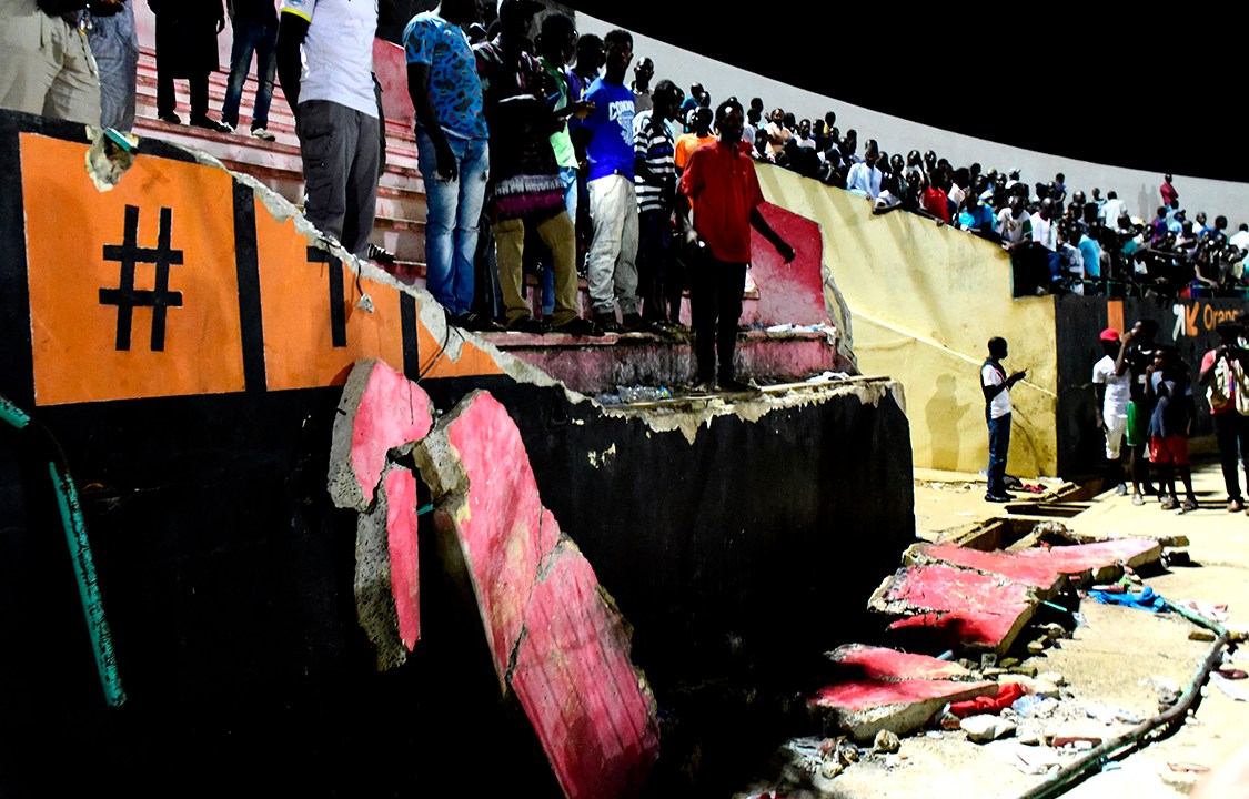 Após briga entre torcedores, arquibancada de estádio de futebol Demba Diop desaba, deixando oito mortos, em Dacar, Senegal