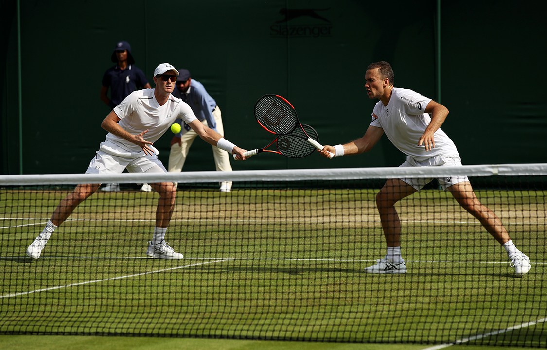Jamie Murray e Bruno Soares, durante partida contra os checos Roman Jebavy e Jiri Vesely, válida pelo torneio de Wimbledon