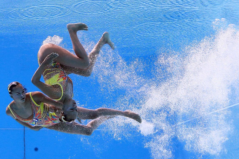 Moça Alegre Do Sudeste Asiático Em Trajes Esportivos Faz Alguns Trechos No  Parque Natural Da Cidade Imagem de Stock - Imagem de lifestyle, atleta:  262368607