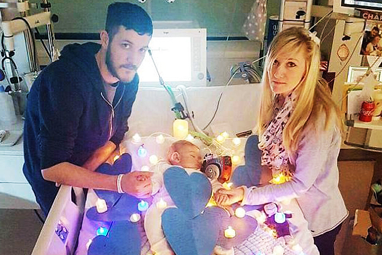 Charlie Gard, bebê britânico de 10 meses, e pais
