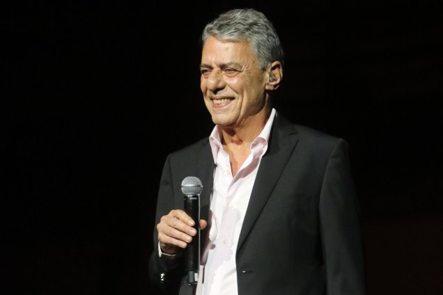 O cantor Chico Buarque participa do 28° Premio de Música Brasileira no Teatro Municipal do Rio de Janeiro e canta o sucesso "As Vitrines"