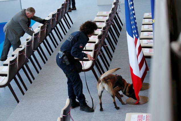 Polícia francesa coloca cães farejadores na área reservada às autoridades momentos antes do desfile d comemoração ao Dia da Batilha, em Paris - 14/07/2017