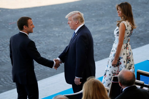 Presidente francês, Emmanuel Macron, cumprimenta Donald Trump e sua esposa, Melania Trump, durante cerimônia de comemoração ao Dia da Bastilha, em Paris - 14/07/2017