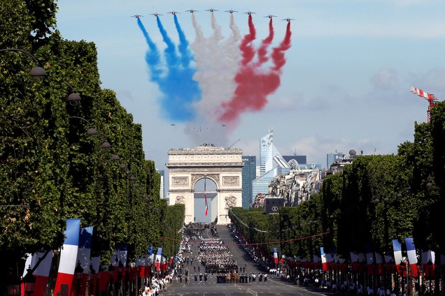 Força aérea francesa faz voo no Arco do Triunfo durante comemorações do Dia da Bastilha em Paris, na França - 14/07/2017