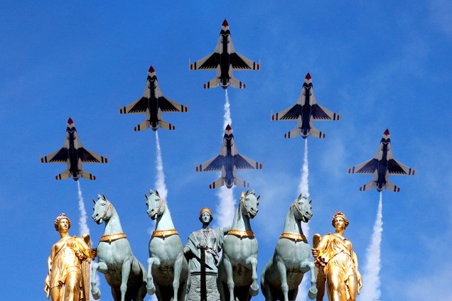 Thunderbirds da Força Aérea dos Estados Unidos voam sobre o Arco do Triunfo durante o desfile militar do Dia da Bastilha, em Paris, França - 14/07/2017
