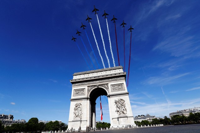 Força aérea francesa faz voo no Arco do Triunfo durante comemorações do Dia da Bastilha em Paris, na França - 14/07/2017