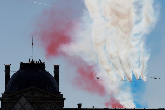 Força aérea francesa faz voo durante comemorações do Dia da Bastilha em Paris, na França - 14/07/2017
