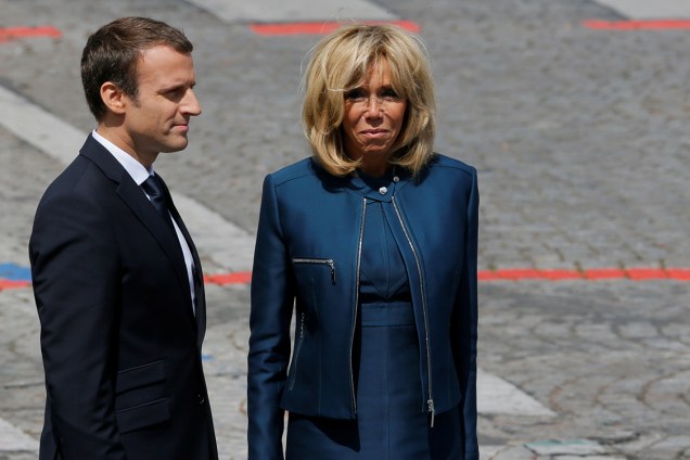 Presidente francês, Emmanuel Macron e sua esposa Brigitte Macron durante o desfile militar do Dia da Bastilha - 14/07/2017