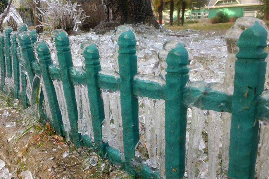 Marcando temperatura de -5.2 graus Celsius ao amanhecer do dia 18/07/2017 a cidade de São Joaquim, em Santa Catarina, proporcionou um espetáculo gelado aos turistas que lotam a cidade.