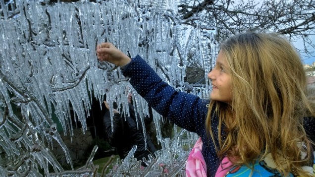 Garota se <span>entretém com o gelo formado nas árvores na manhã desta terça-feira em São Joaquim. A temperatura bateu -5,2º C</span>