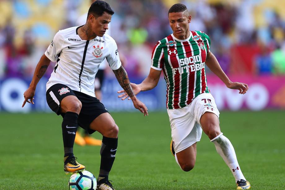 Richarlison e Giovanni Augusto durante a partida entre Fluminense RJ e Corinthians SP, válida pelo Campeonato Brasileiro 2017, no Estádio do Maracanã no Rio de Janeiro (RJ) - 23/07/2017