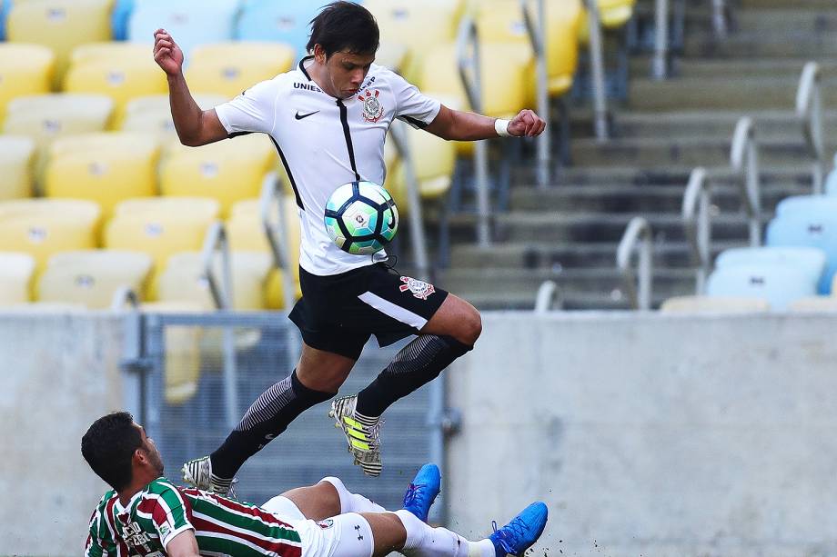 Renato Junior e Angel Romero durante a partida entre Fluminense RJ e Corinthians SP, válida pelo Campeonato Brasileiro 2017, no Estádio do Maracanã no Rio de Janeiro (RJ) - 23/07/2017
