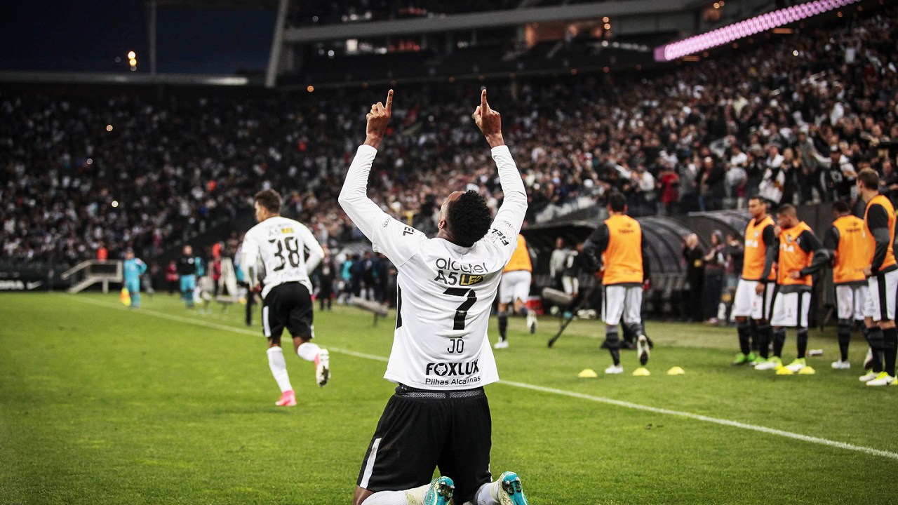 Jô comemora gol do Corinthians
